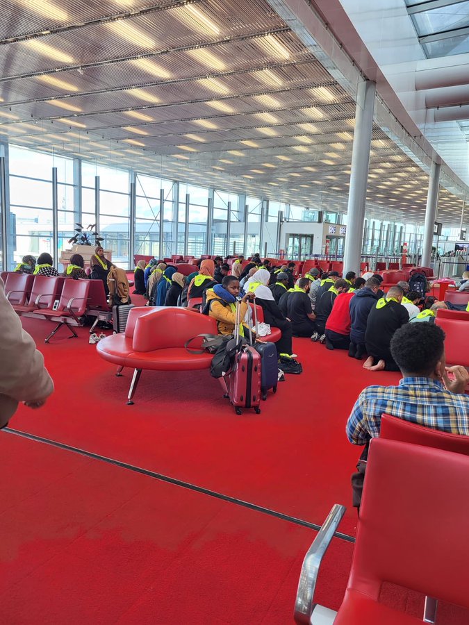 Muslims at prayer Paris airport 11 5 2023